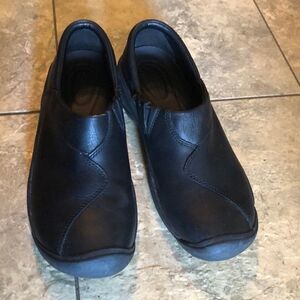 Women’s keen black leather loafers sz 7.5